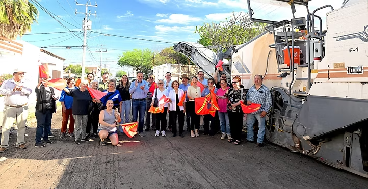 Arranca Toño Astiazarán junto a vecinos del sector, trabajos de recarpeteo en la calle Sahuaripa