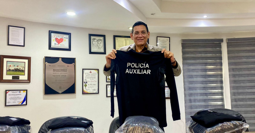 Entrega alcalde Luis Fuentes uniformes a policías auxiliares