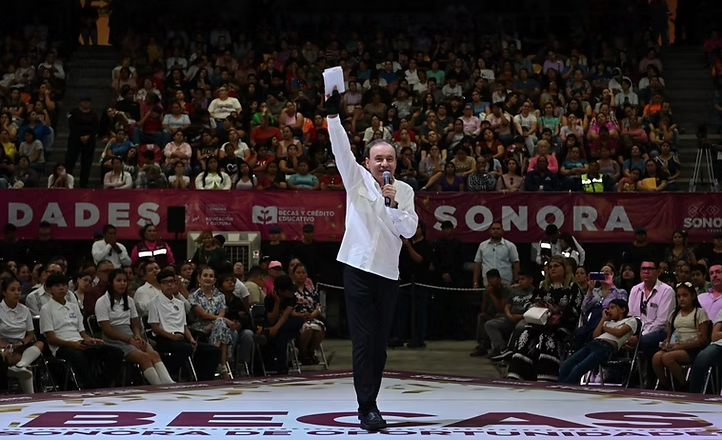 Gobernador Durazo impulsa becas universales para aliviar gasto familiar y mantener a jóvenes en clases