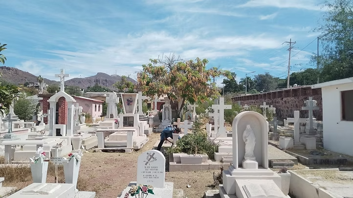 Avanza Ayuntamiento de Guaymas con limpieza de panteones previo al Día de las Madres
