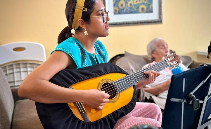 El Gobierno de Sonora imparte clases de música en estancias para personas adultas mayores