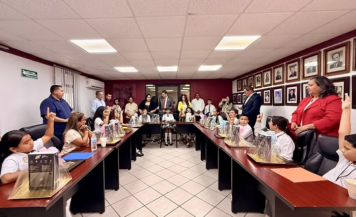 Asumen’ niños el Cabildo y la administración municipal infantil en Empalme