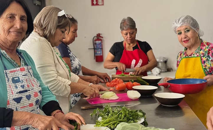 Gobierno de Sonora brinda talleres de preparación de comida saludable para personas adultas mayores
