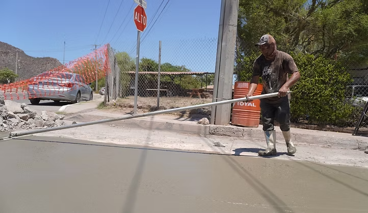 Intensifica Ayuntamiento de Guaymas acciones de bacheo en diferentes sectores de la ciudad