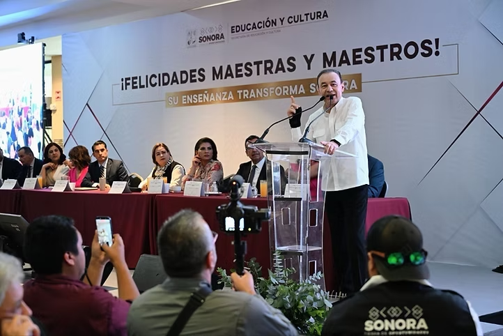 Gobernador Durazo reconoce vocación transformadora de las maestras y maestros en su día