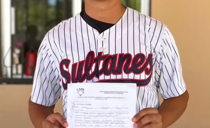 Firma alumno de Cobach Sonora con Sultanes de Monterrey