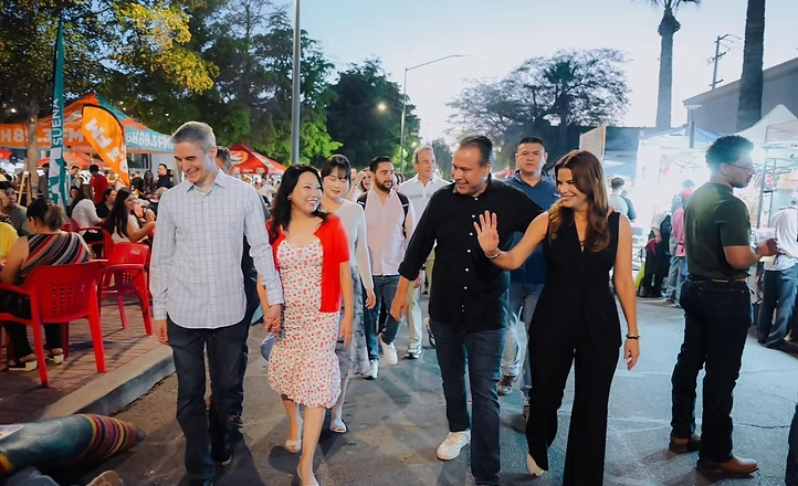 Recorren Toño Astiazarán y Patty Ruibal Centro Histórico en las Fiestas del Pitic
