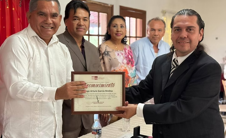 Celebra Ayuntamiento de Empalme a maestros por su día
