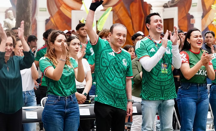 Acompañado de jóvenes sonorenses, Gobernador Durazo vive la emoción del debut de México en la Copa Mundial de la FIFA 2026