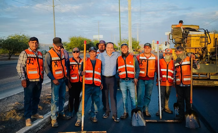 Casi listo el recarpeteo del bulevar Progreso, Toño Astiazarán supervisa la obra junto a vecinos