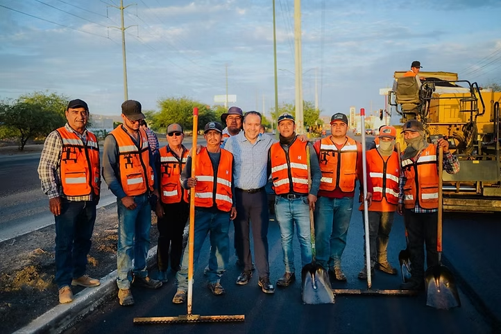 Casi listo el recarpeteo del bulevar Progreso, Toño Astiazarán supervisa la obra junto a vecinos