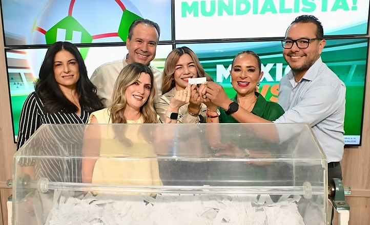 Premia Toño Astiazarán a hermosillense cumplida con la promoción Vive una Experiencia Mundialista