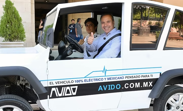 Reconoce Toño Astiazarán a jóvenes creadores de vehículo eléctrico AVIDO