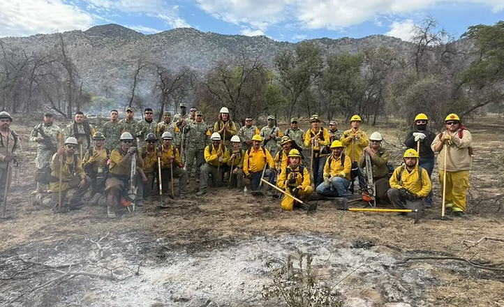 Gobierno de Sonora coordina esfuerzos binacionales para combatir incendio forestal Benton en la frontera Sonora-Arizona