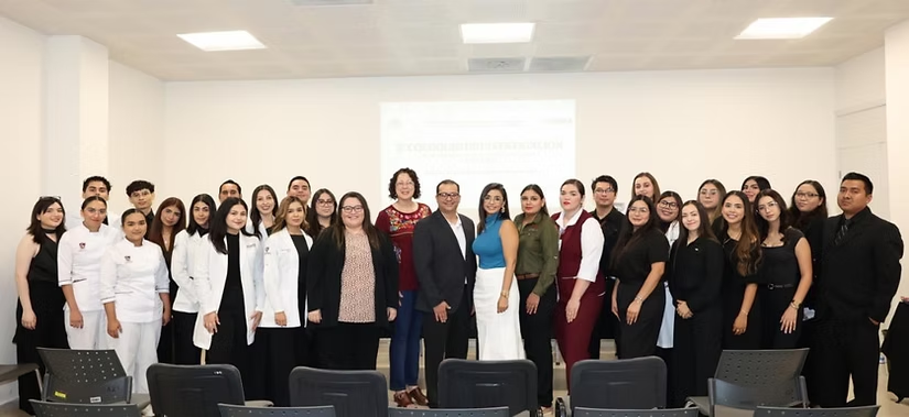 Gobierno de Sonora reconoce a estudiantes que culminan su servicio social en Isssteson