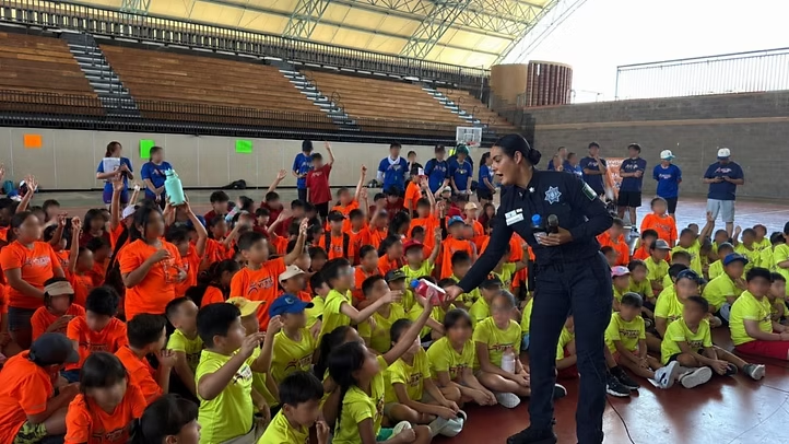 Convive Policía Estatal con niñas y niños en campamento de verano Codeson