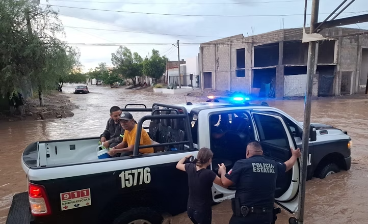 Policía Estatal brinda apoyo a la ciudadanía durante las lluvias en municipios de Sonora