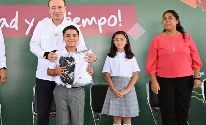 Arranca Gobernador Durazo entrega de más de 109 mil uniformes escolares gratuitos en Hermosillo