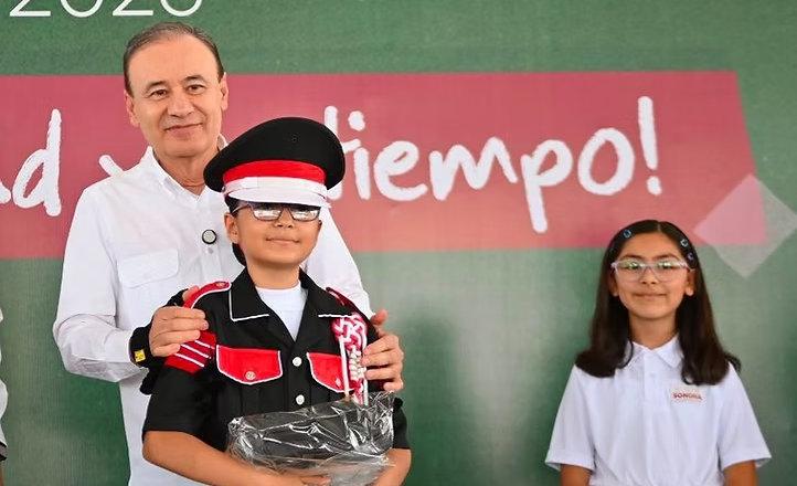 Entrega Gobernador Durazo más de 35 mil uniformes gratuitos en Cajeme antes del inicio de ciclo escolar