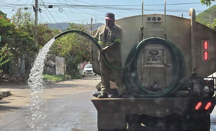Realiza CEA cloración de calles afectadas por derrames en drenajes