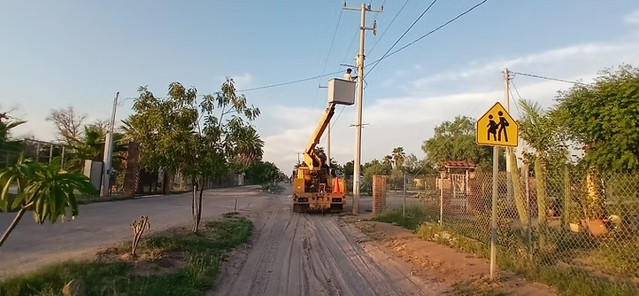 Continúan trabajos de reparación de alumbrado público en comunidades del Valle de Guaymas