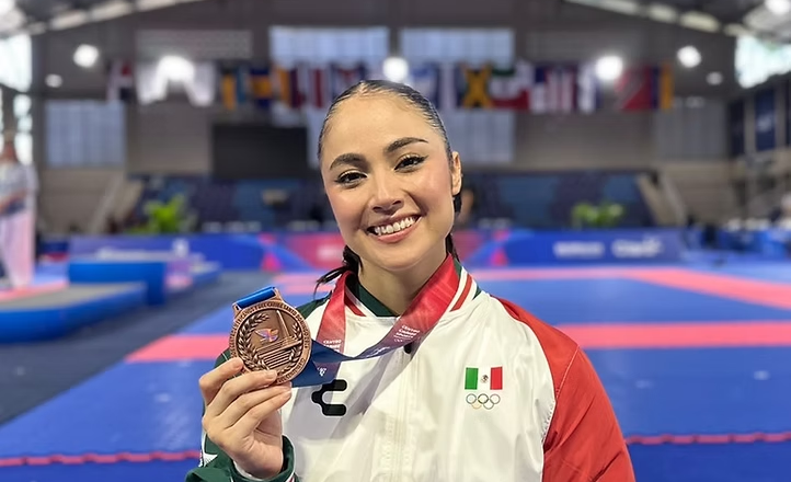 Karateca sonorense Pamela Contreras logra bronce en jata por equipos en JCC