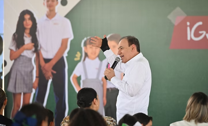 Con orden y agilidad entrega Gobierno de Sonora uniformes escolares gratuitos en Hermosillo: SEC