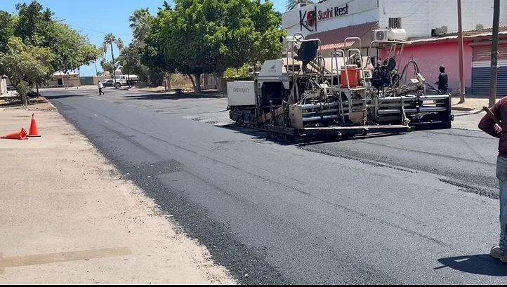 Cumple Luis Fuentes con vecinos; recarpetan tres tramos de la calle Benito Juárez