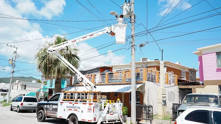 Intensifica Ayuntamiento de Guaymas labores de alumbrado público en el sector Luis Donaldo Colosio